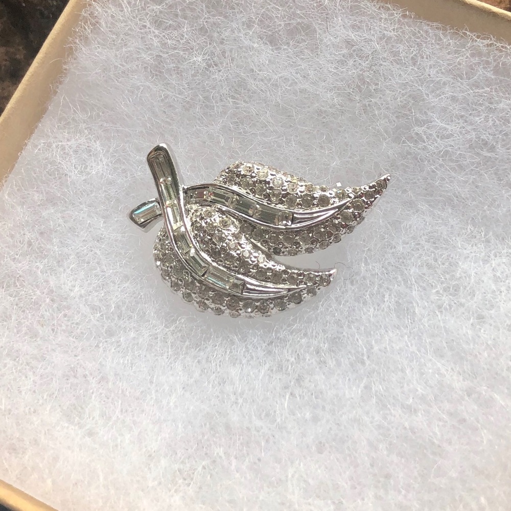 Silver Pretty Brooch Elegance!